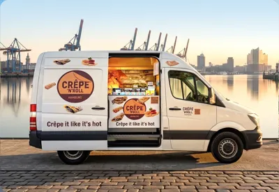 Weißer Foodtruck am Hafen